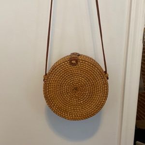 Round rattan shoulder bag